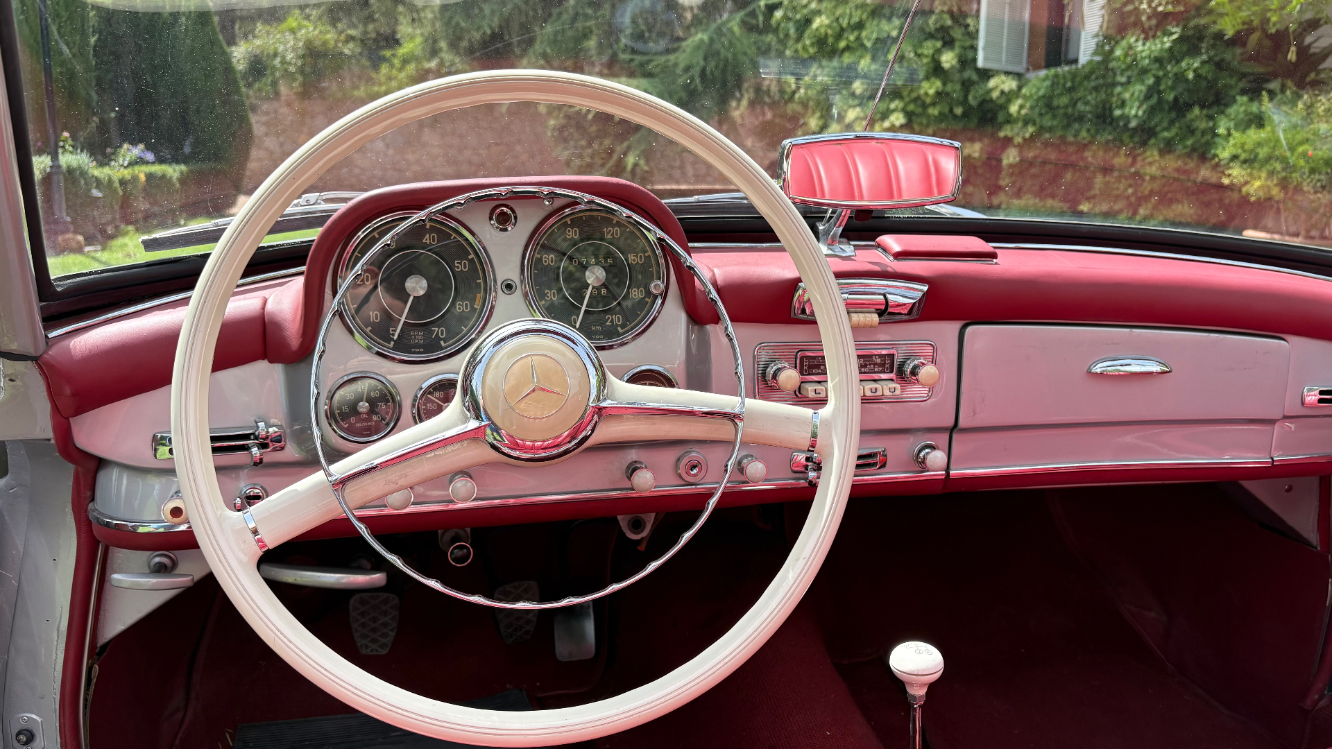 Mercedes-Benz 190 SL interior — exterior 1